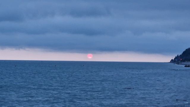 Сегодня закат  - Красный диск 🔴 Солнца  🌅 🌊