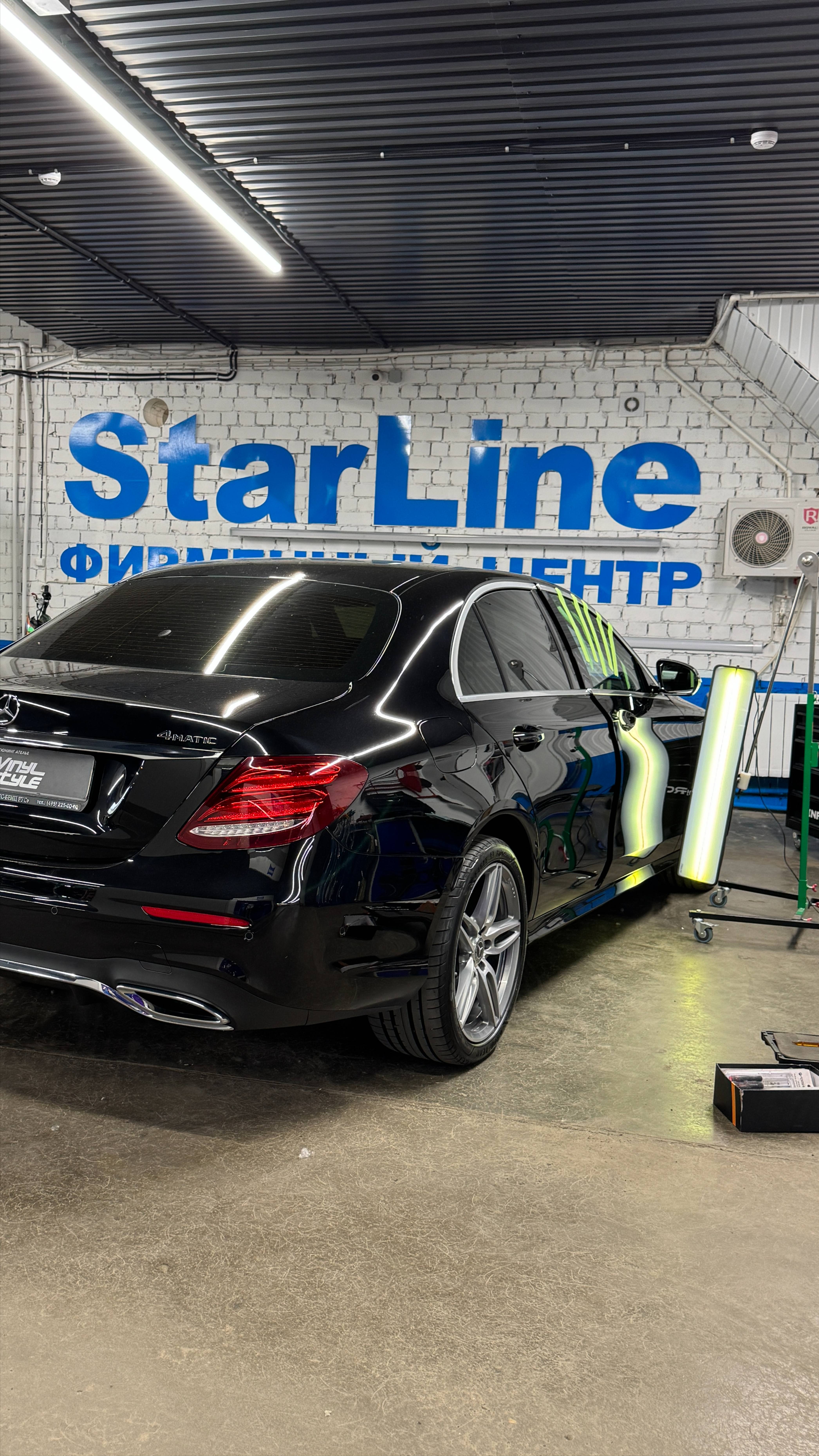 Mercedes E220 - ремонт двух вмятин на двери без покраски