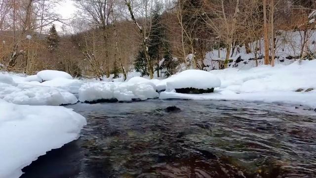 Поворот зимней реки. Большие сугробы выпавшего снега нарядили лес.