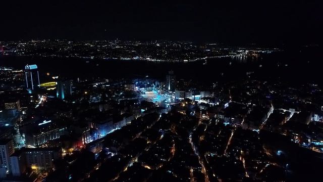 Шёпот полуночи: Кто оставляет мокрые следы в коридоре ночью