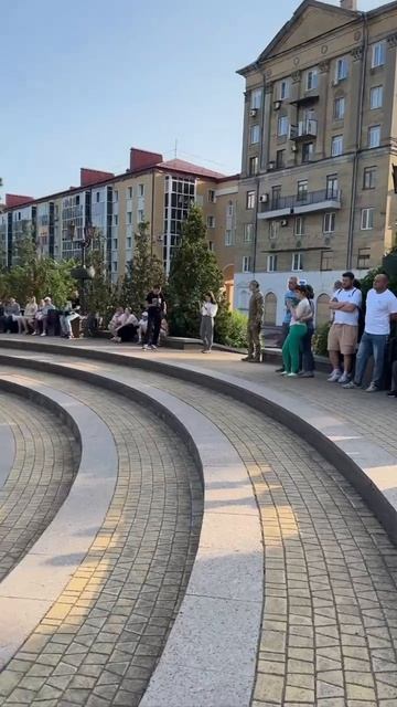 На бульваре Пушкина проходит концерт в честь Дня русского языка — тёплая атмосфера, улыбки и любимые