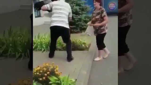 Аист прилетел проведать людей, спасших его жизнь
