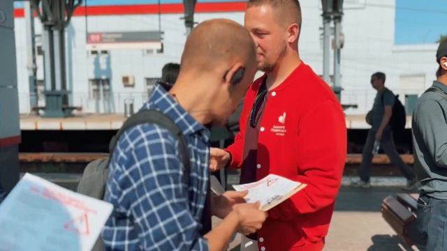 Более 130 листовок с правилами безопасности на ж/д раздали пассажирам в Подольске