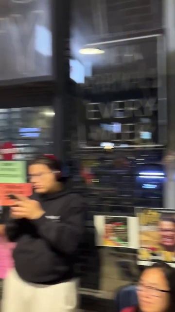 Очередь за Nintendo Switch 2 у GameStop на Статен-Айленде в полночь