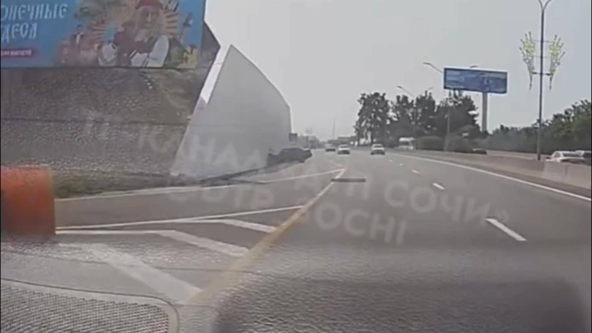 Lada Priora, которая на скорости влетела в стену в Сочи