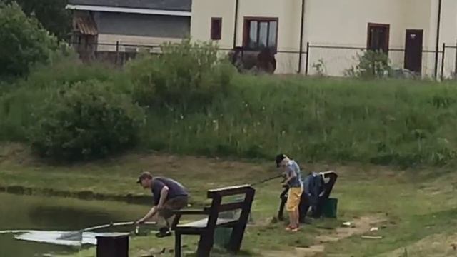 поимка сома у юного рыбака