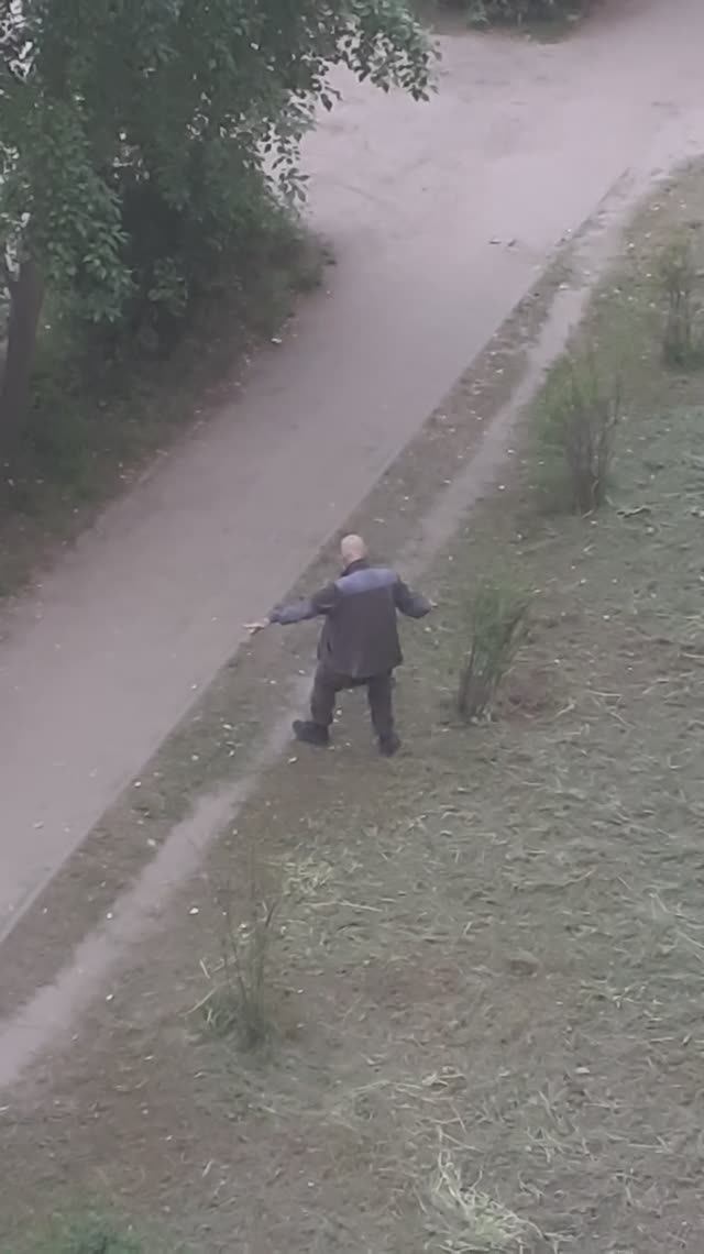 Пьяный Колян круто зажигает под гармошку
