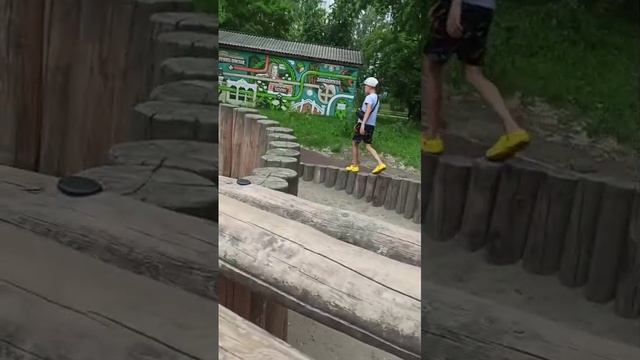 Рома ходит по брёвнам