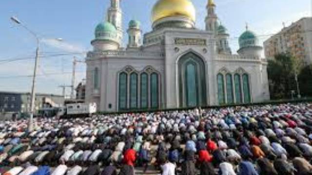 Праздничные намазы по случаю Гурбан байрамы в крупнейших мечетях России
