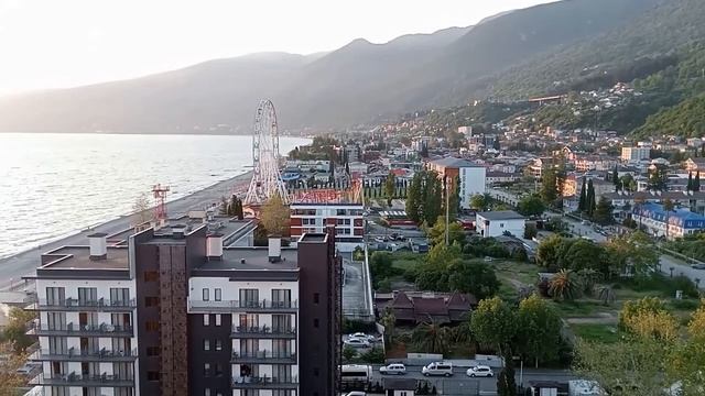 Абхазия, город-курорт Гагра летним июньским вечером на закате солнца (начало июня, ЛЕТО-2025)