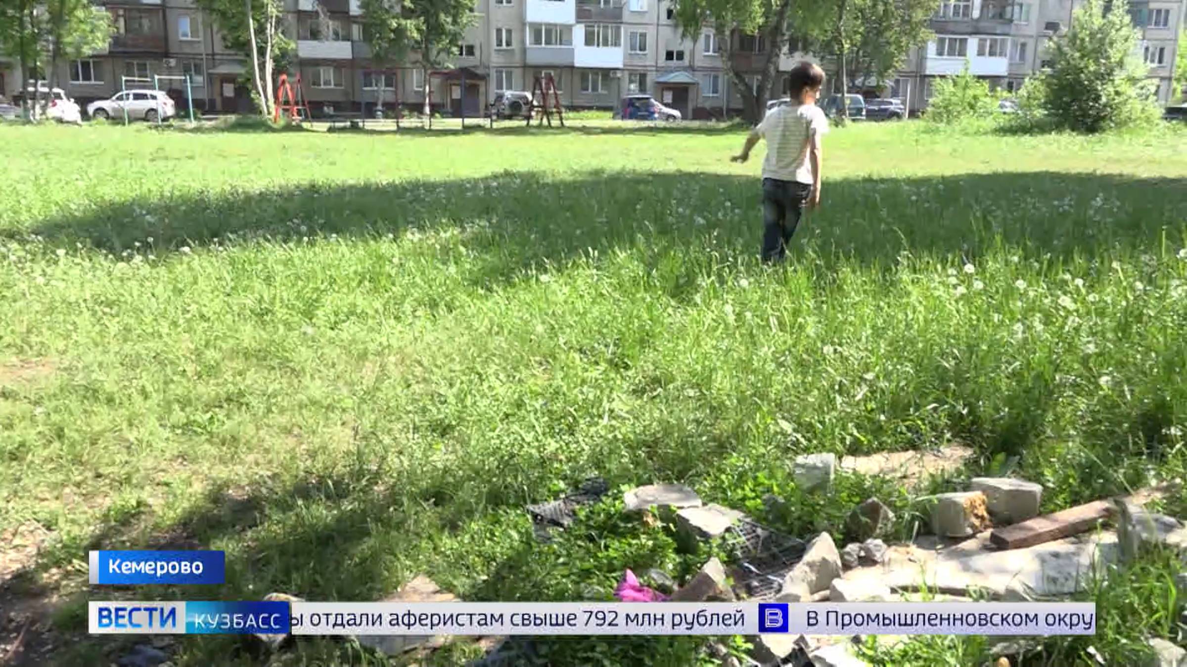 Жители дома на бульваре Строителей в Кемерове просят убрать мусор от детской площадки
