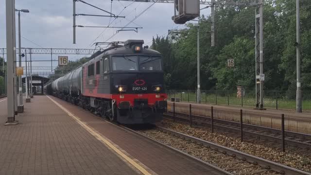 Наливной поезд, электровоз EU07 - 424 с бочками