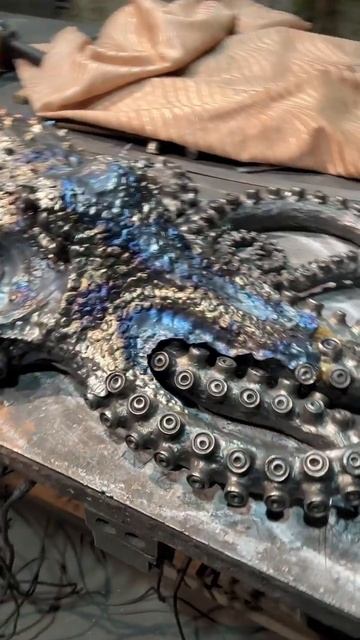 Скульптура осьминога из металла