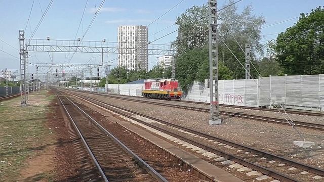 Маневровый тепловоз ЧМЭ3-4707 (ТЧЭ-2) следует резервом.