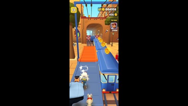 Prosto9  красочная игра Subway Surfers с персонажем бегающим по железнодорожным путям