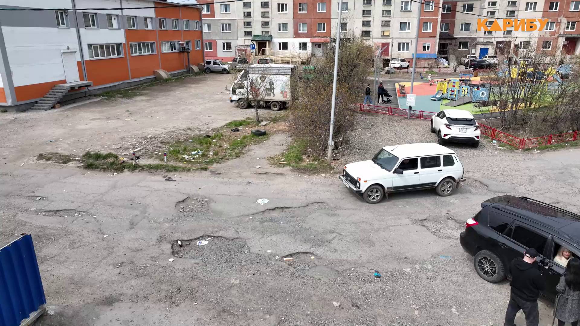 Третий – микрорайон контрастов. Площадки – новые, ямы – старые