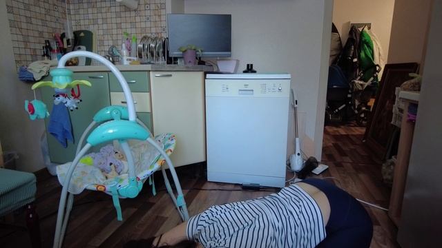 утренний уход за лицом/йога на кухне 😜привожу фигуру