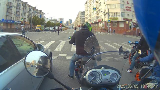 по городу БМВ f650gs,KTM390,гроза 650