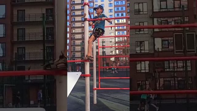 Глеб сидит на турнике
