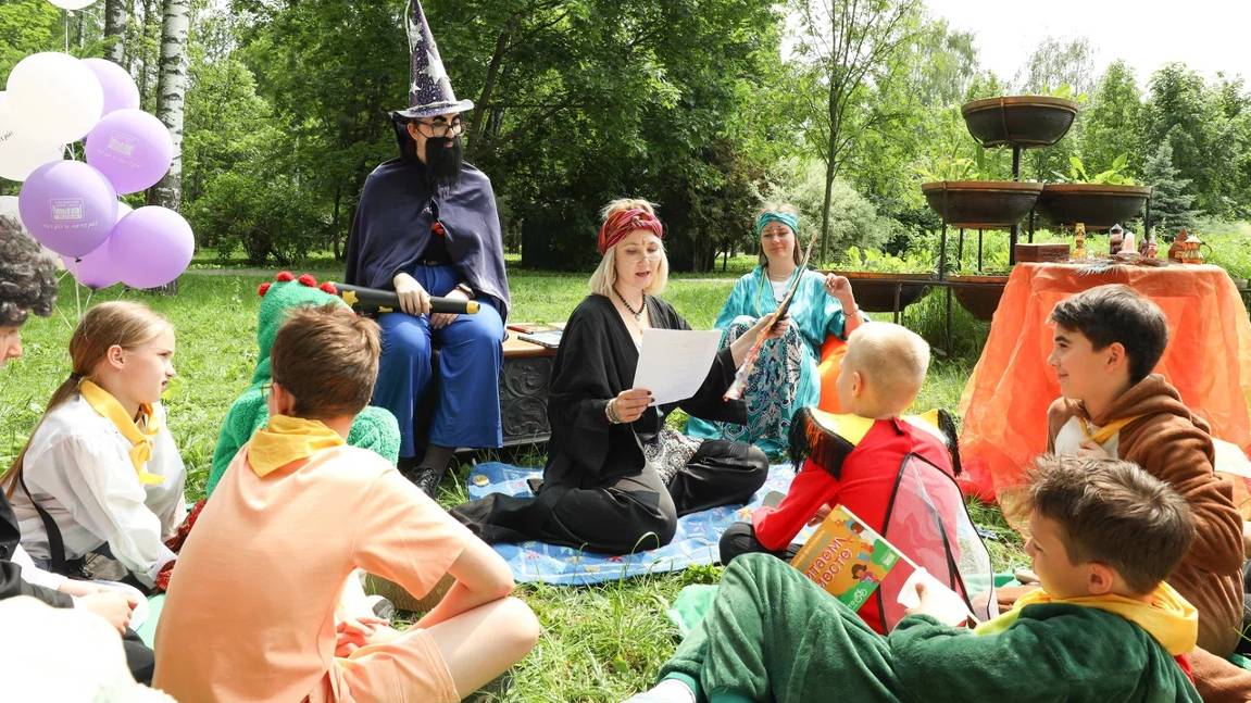 (12+) Третий книжный фестиваль «Читаем вместе» прошел в Парке Мира