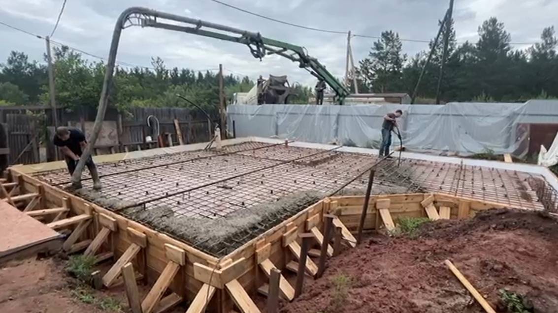 Заливка производилась с помощью бетононасоса и специального вибратора