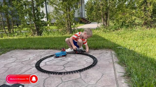 Железная дорога и паровозик