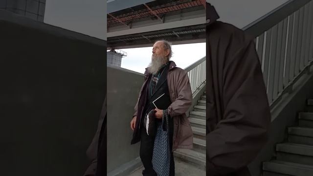 Раздача Евангелий и молитва возле моста