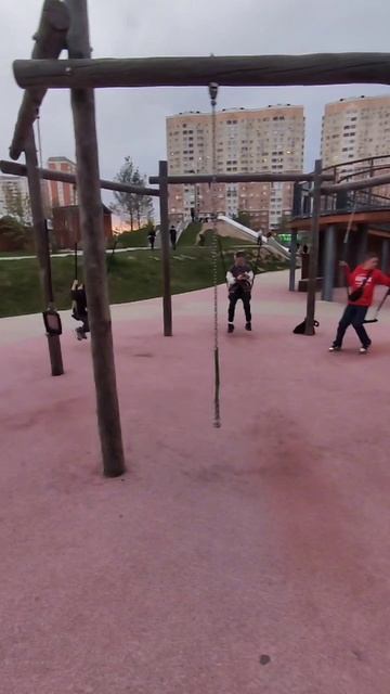 Сломанные качеле в сквере в Некрасовке