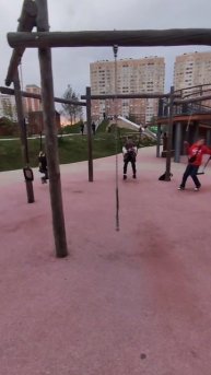 Сломанные качеле в сквере в Некрасовке