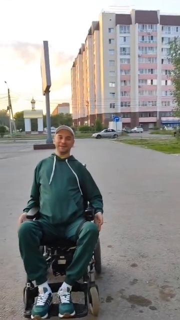 Грешу, покаюсь, как могу За чужой спиной не прячусь Бьют, ломают, я стою Я такой, и не иначе