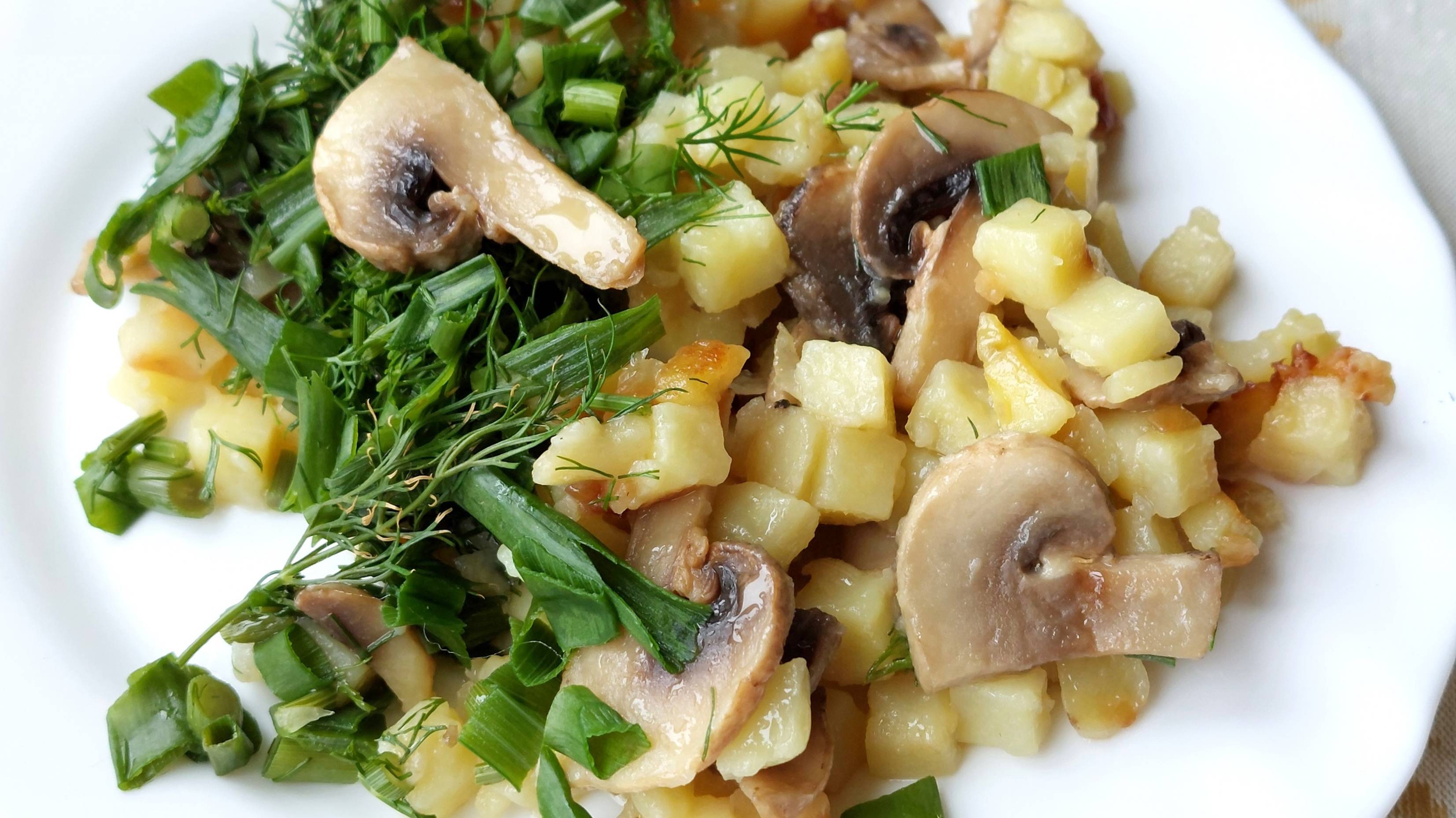 Картошка жареная с шампиньонами. Излюбленный рецепт с грибами и зеленью.