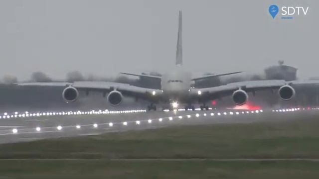 Посадка самолёта во время мощного шторма/ Landing the plane duri