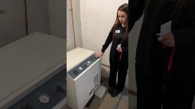Выключаем вентиляцию, компрессор, ставим сигнализацию, закрываем клинику