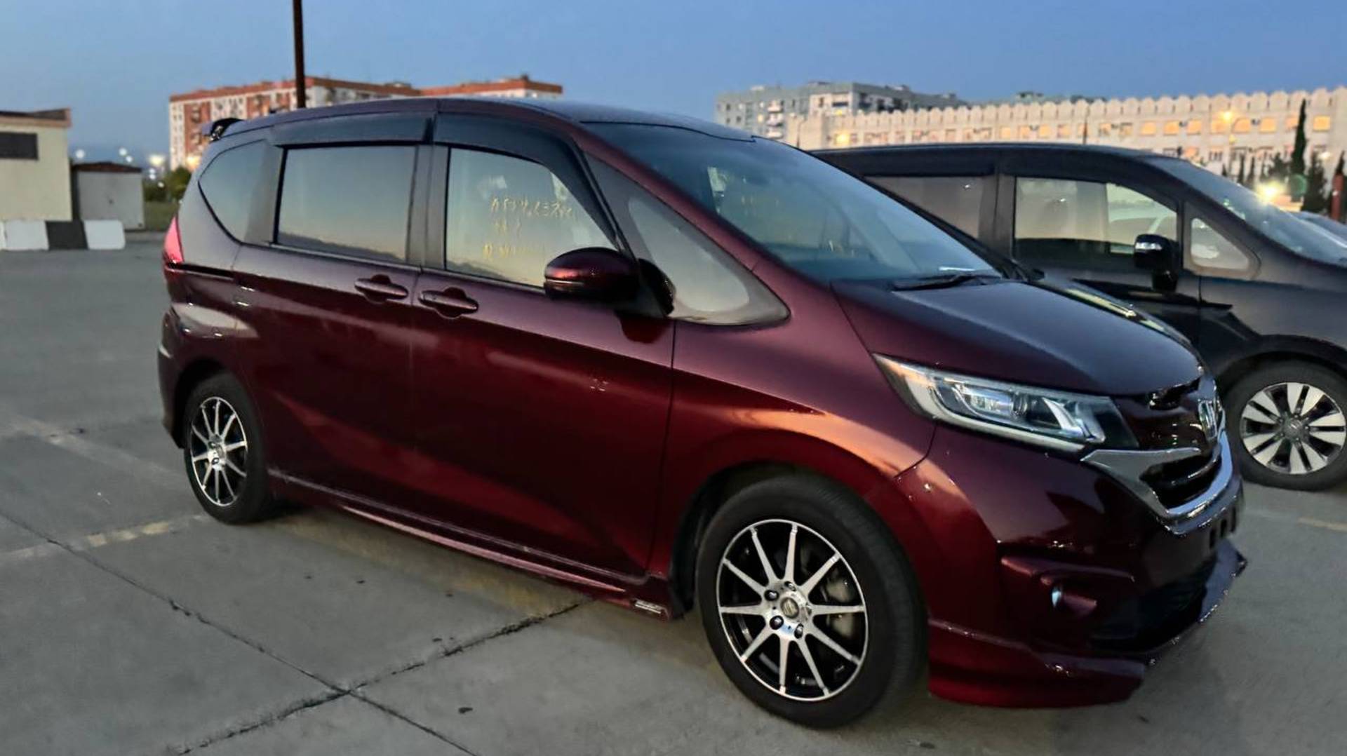 Honda Freed в цвете "вишня"