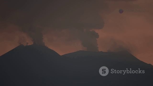 Мощное извержение вулкана Этна на Сицилии снова попало в заголовки мировых СМИ и соцсетей.