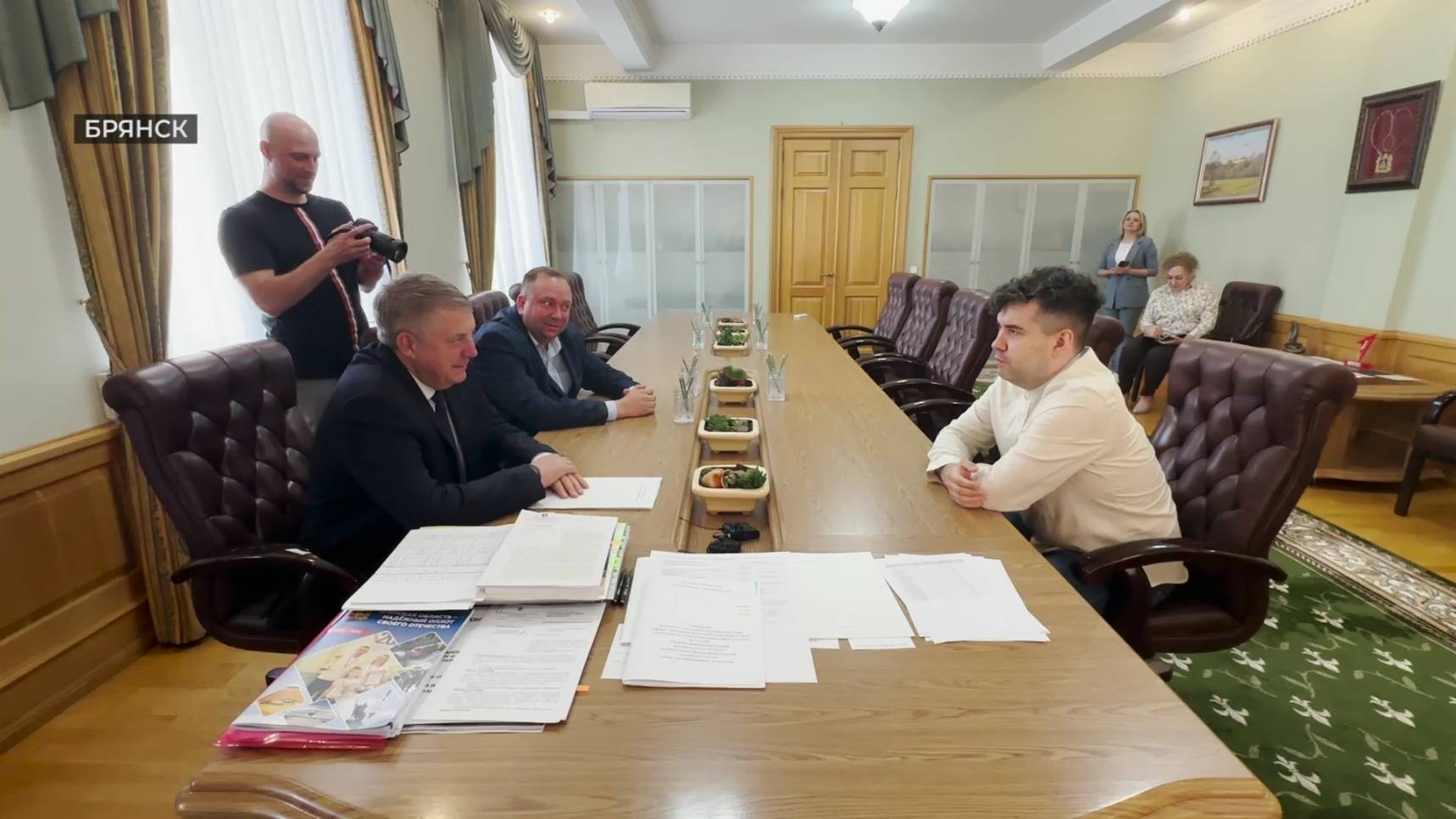 Александр Богомаз встретился с брянским шахматистом Яном Непомнящим