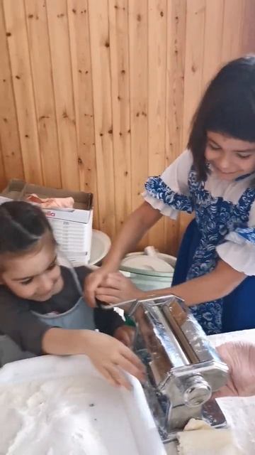 Амина и чеченские девочки готовят манты к свадьбе #чеченскаяреспублика #food #travel #дети #девочки