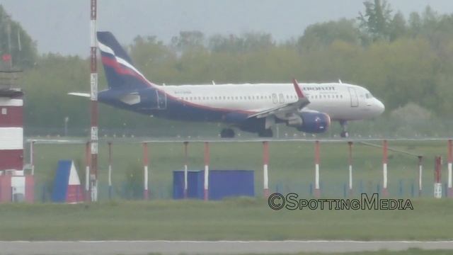 Посадка и взлет двух Airbus. А321neo и А320-214