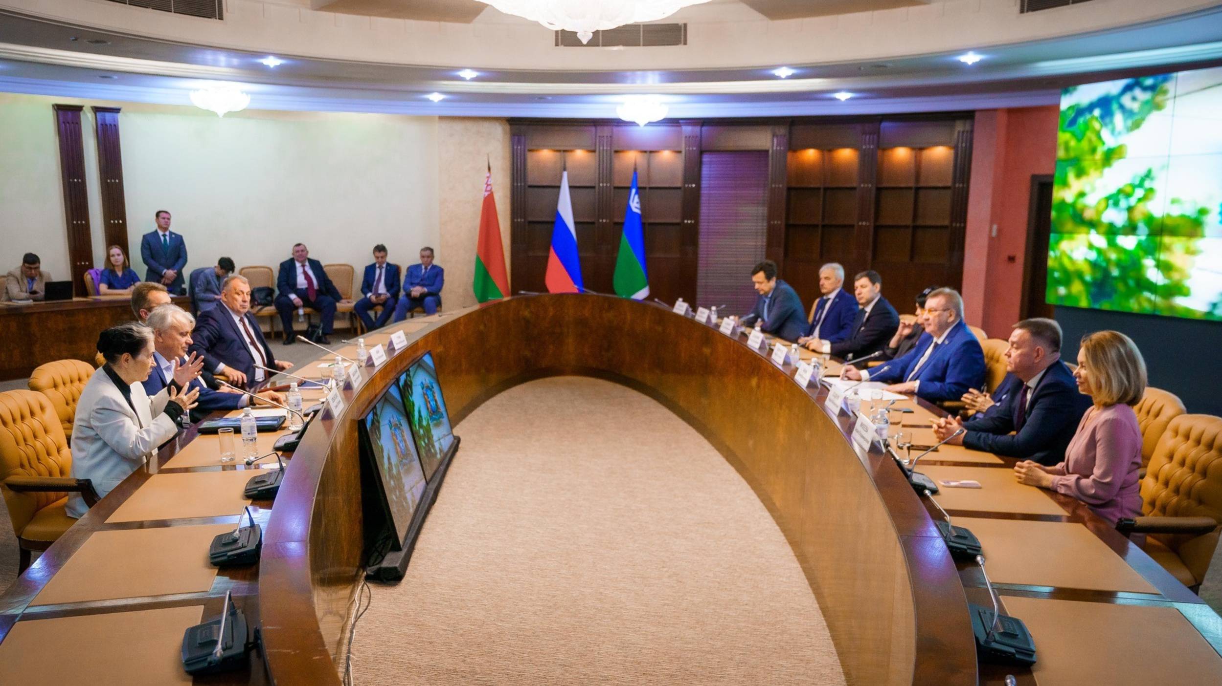 Депутаты Думы Югры представили опыт региона по законодательному регулированию нефтедобычи