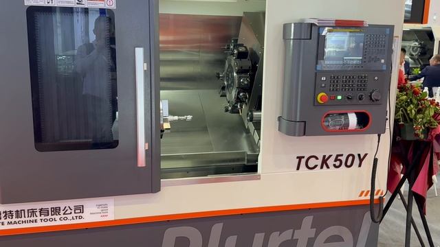 ТОКАРНЫЙ СТАНОК С ЧПУ С НАКЛОННОЙ СТАНИНОЙ
Модель TCK50AX800 ЧПУ Siemens 828/2
