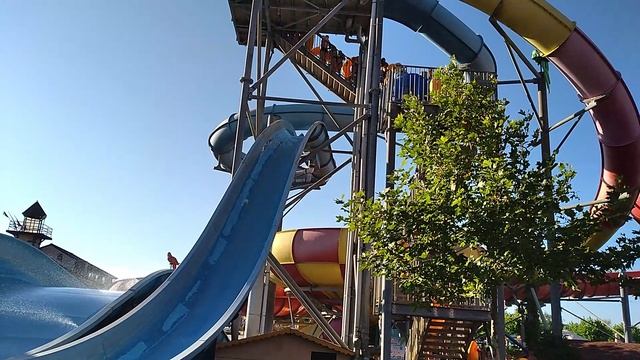 Вон наши пацаны полетели в верх ногами на водяной горке в Аквапарке ТикиТак на Чёрном море