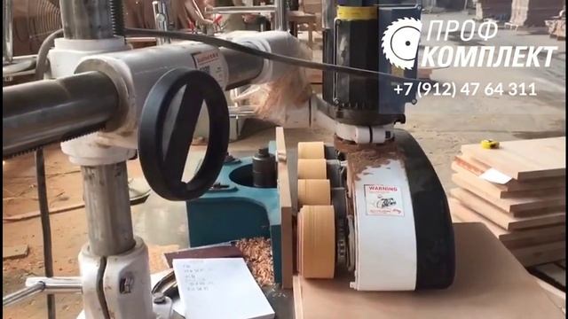 Автоподатчик F48 в работе с фрезерным станком по дереву.- "Профкомплект"