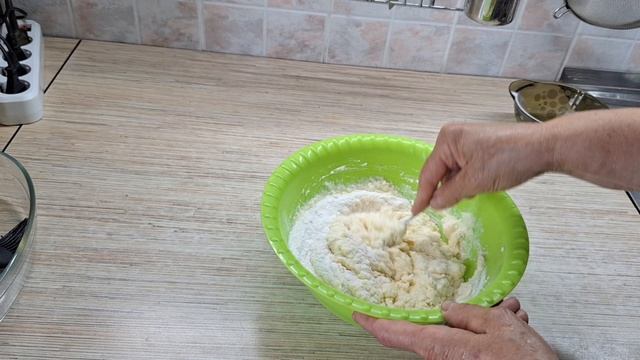 Традиционная творожная запеканка самая лучшая.