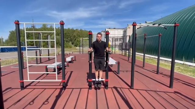 Комплекс для тренировки мышц верхнего плечевого пояса и мышц брюшного пресса