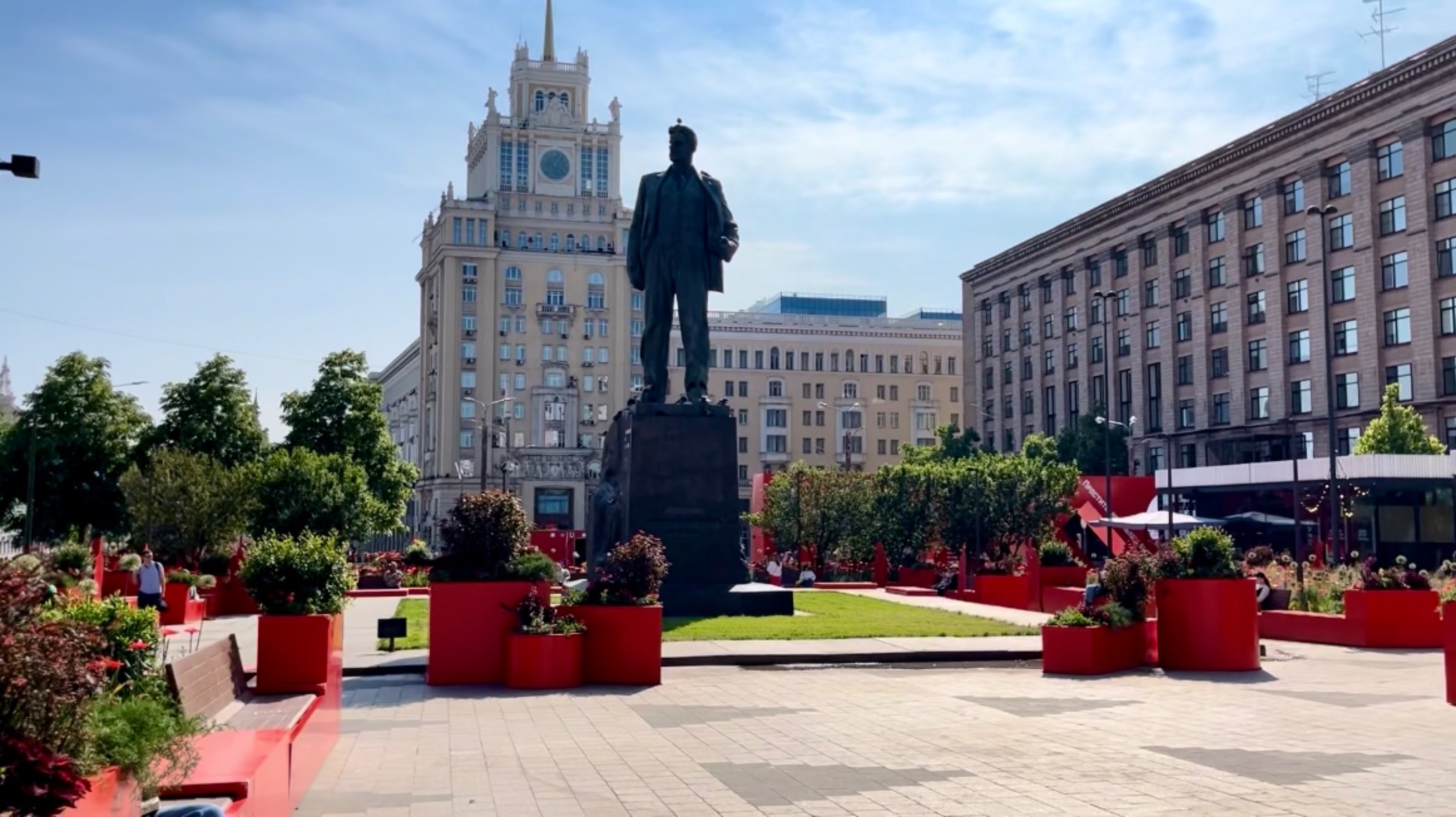 ЛЕТО в МОСКВЕ! ВСЁ КРАСНОЕ! Посмотрите как Красиво Оформили Площадь Маяковского!