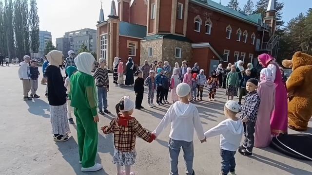 Детский праздник после службы в Курбан байрам.