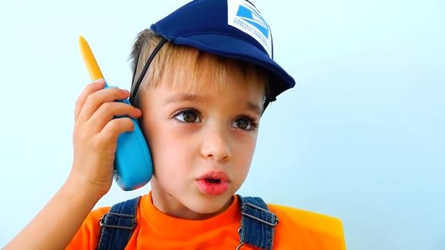 Влад и Никита играют с игрушками и веселятся