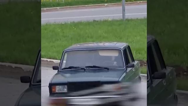 Нижневартовском абу-водятел катается задним ходом на своем корыте по пешеходной зоне !!!
