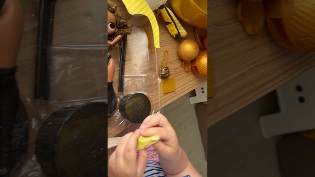 Часть 7. Распаковка чемодана LOL OMG Royal Bee and family