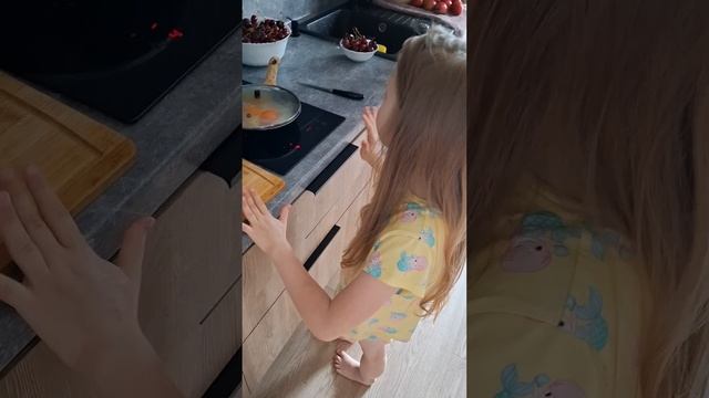 Девочка готовит яичницу😋🥰Таисия в эфире ❤️ ИЮНЬ25
